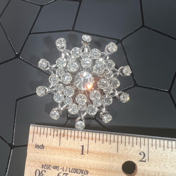 Vintage 1950’s Starburst/ Snowflake Rhinestone Brooch- So Sparkly - Picture 6 of 6